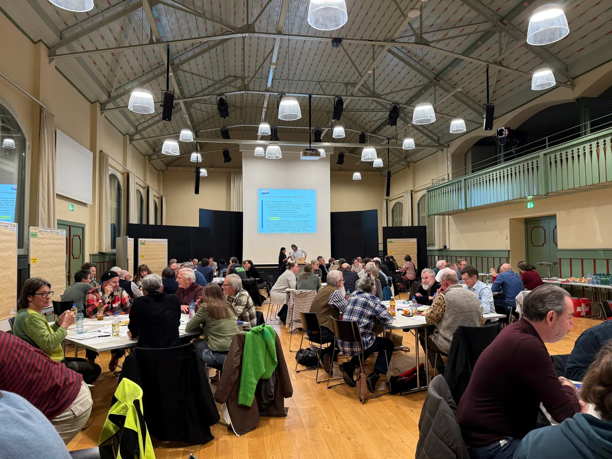 Man sieht Teilnehmer am Workshop.